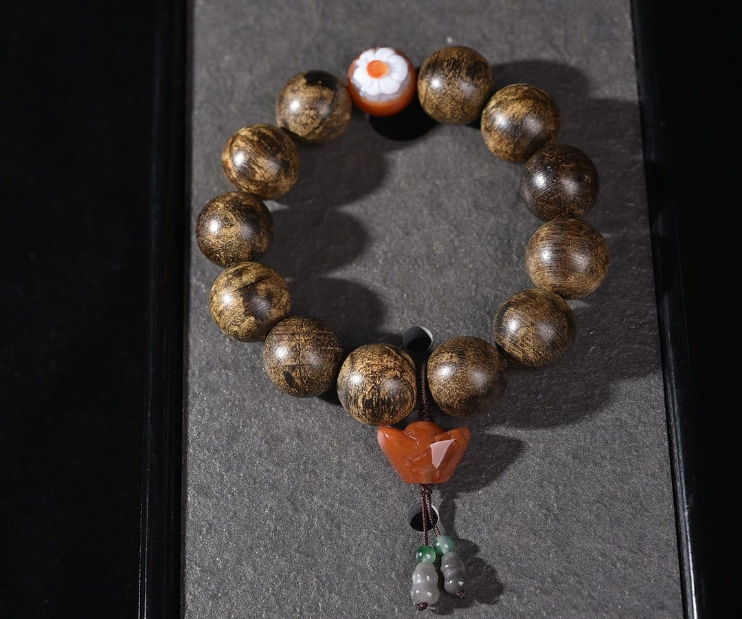 Agarwood bracelet: This bracelet features abundant agarwood beads, each full and exuding a captivating honey and floral fragrance. The glossy black resin further enhances its allure, making it a truly striking piece. Pa
