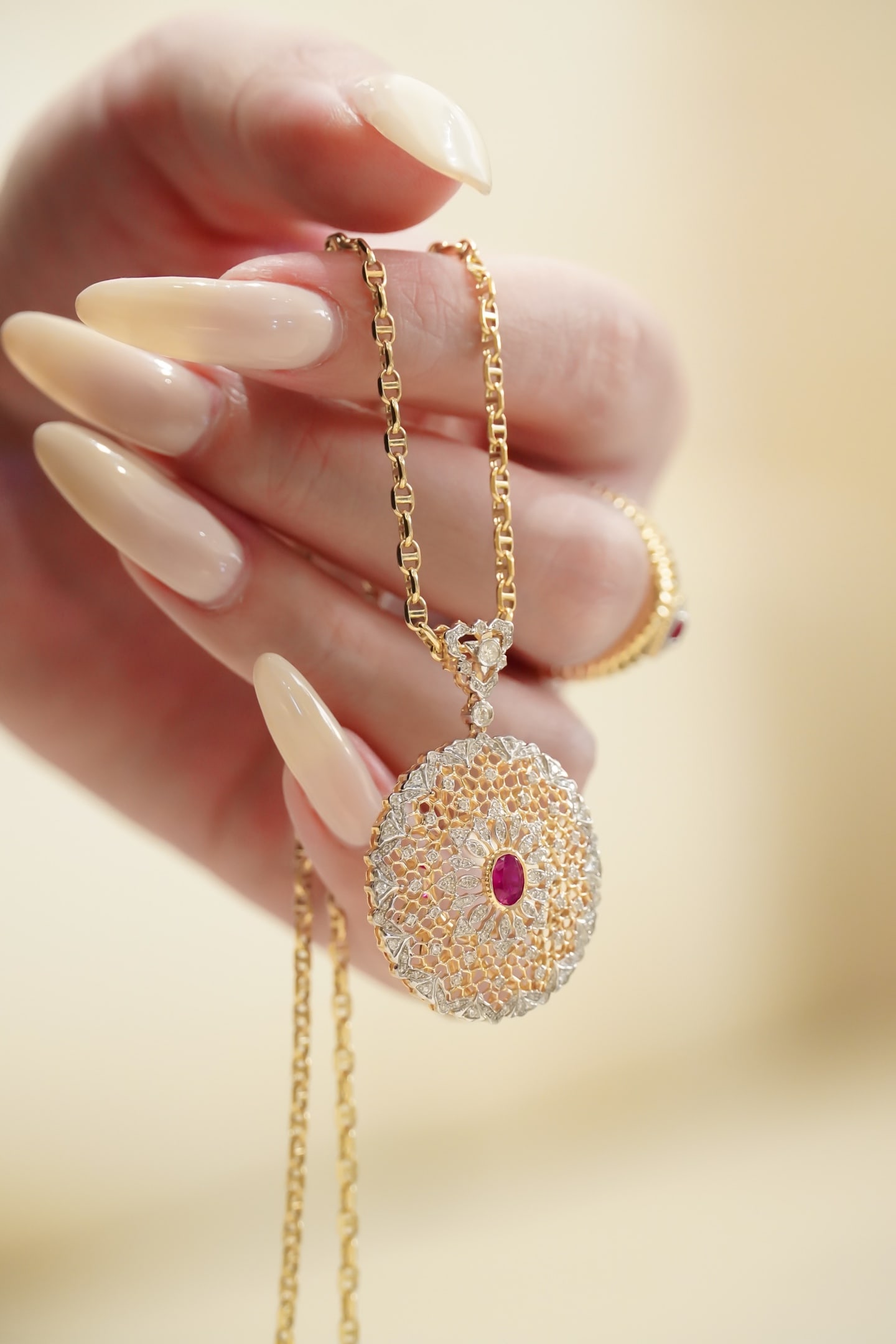 18K Gold Diamond Pigeon Blood Ruby Pendant: This pendant is a lace poem that hangs red on the neck, integrating Eastern filigree craftsmanship with advanced jewelry aesthetics. Fine gold threads weave into a honeycomb-like hollow texture,