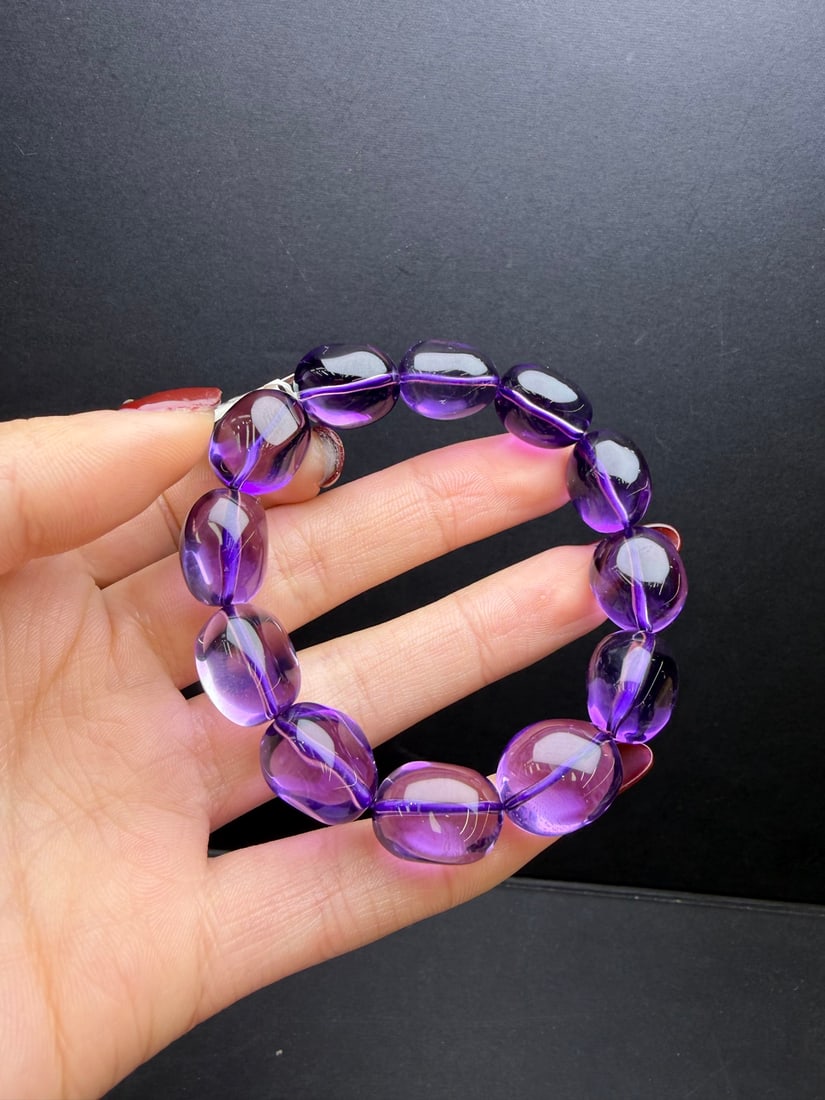 Natural Amethyst Bracelet: This exquisite bracelet showcases the most natural beauty of amethyst. Each bead has its own unique shape, retaining the natural contours of the crystal and a rich deep purple hue. The high transparen