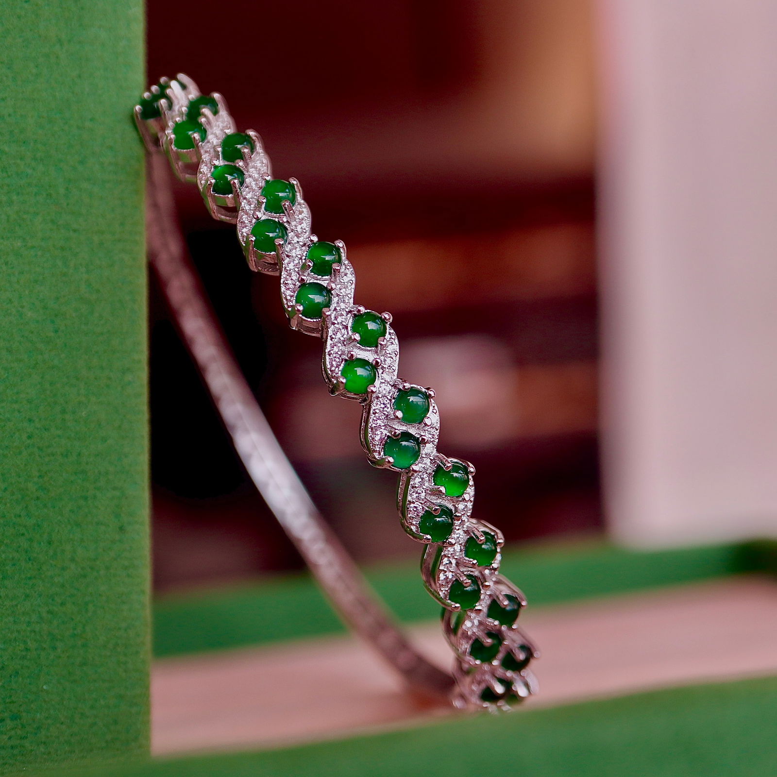 Natural jadeite bangle: This bracelet showcases the eternal elegance of jade, renowned for its vibrant colors and exceptional transparency. The bracelet is crafted with luxurious triple-layer 18k white gold plating, set with