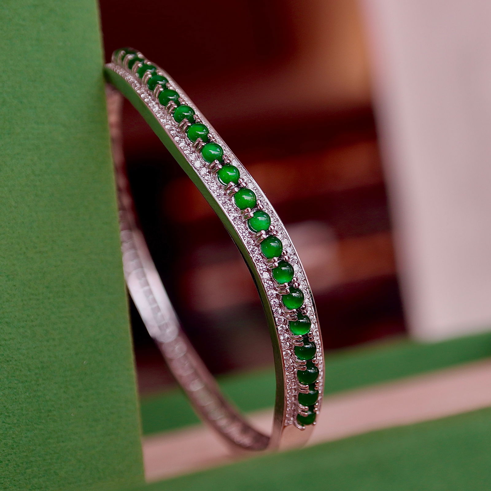 Natural jadeite bangle: This bracelet exudes an elegant and noble atmosphere with its exquisite natural jade, as if the luxury of the royal family is reproduced. The vibrant color and rich depth of the jade complement the