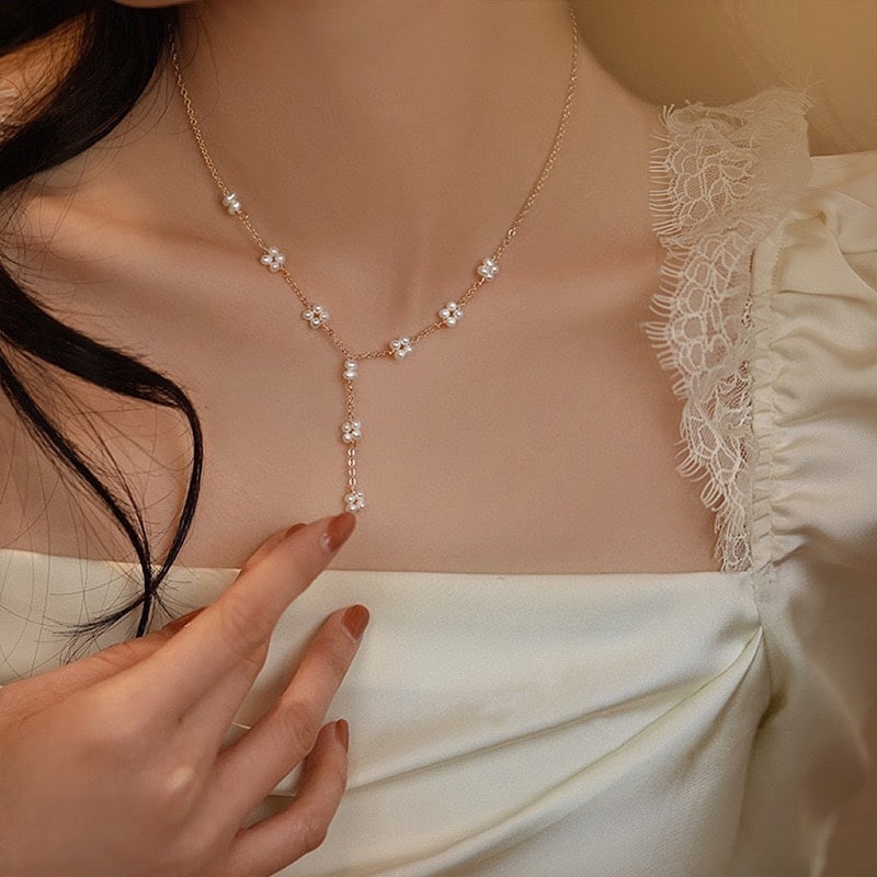 Plum Blossom Four Seasons Freshwater Pearl Clavicle Necklace: This exquisite collarbone chain is handcrafted with 14k gold, perfectly showcasing the essence of elegance. It is adorned with lustrous and soft freshwater pearls, each emitting a subtle natural
