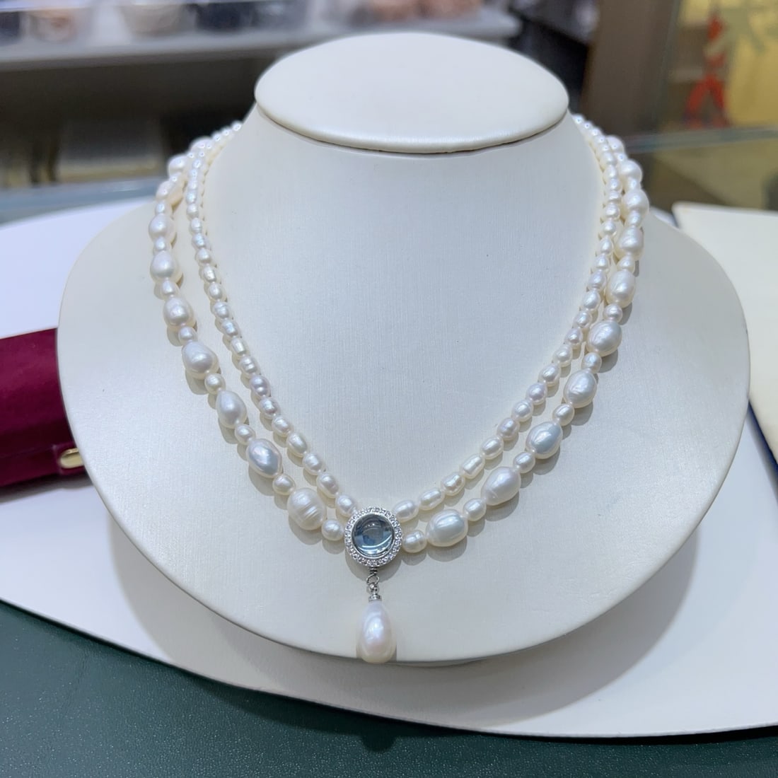 Natural white pearl double-layer necklace: This exquisite double-layer necklace combines natural pearls of varying sizes to create a charming and elegant look. The design exudes a sense of luxury and charm, making it a must-have accessory for