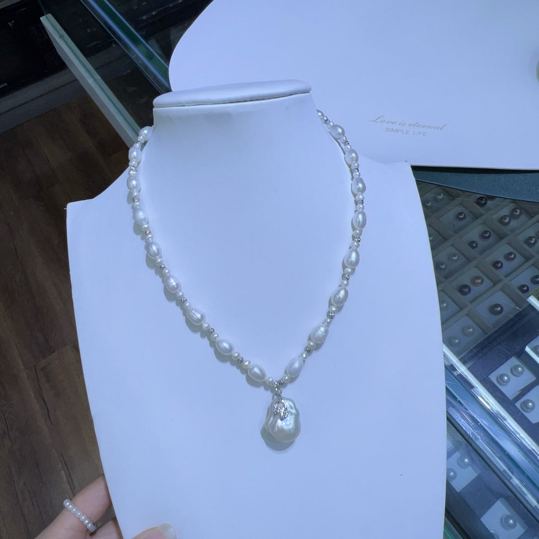 Baroque Freshwater Pearl Clavicle Necklace: This necklace perfectly combines Baroque style with 3-7mm freshwater pearls, presenting a unique design that elegantly decorates the collarbone. The varying sizes of the pearls add a touch of delicacy