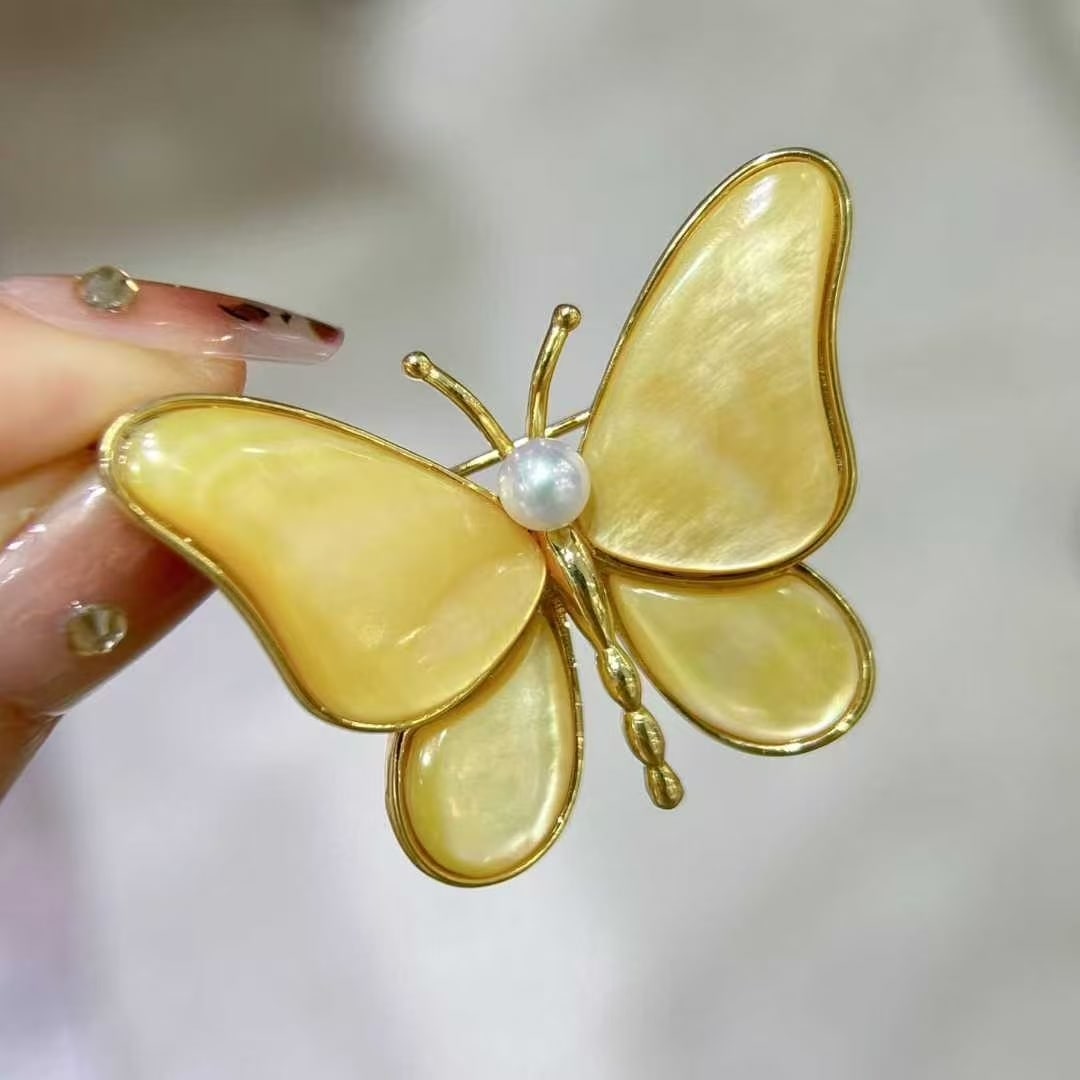 Freshwater pearl shell brooch: This brooch combines aurora freshwater pearls and shells to showcase a sophisticated and elegant style. Each 4-5mm perfectly round pearl emits a soft luster, adding a layer of mystery and charm to