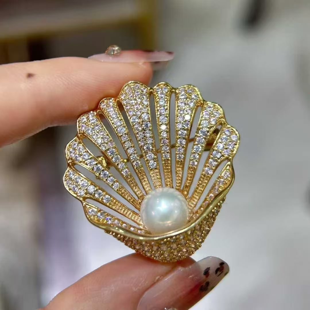 Alloy pearl brooch: This brooch features a flawless 9-10mm aurora surface freshwater pearl as the main element, showcasing the pearl's unique luster and purity. Its versatile and elegant design adds a touch of