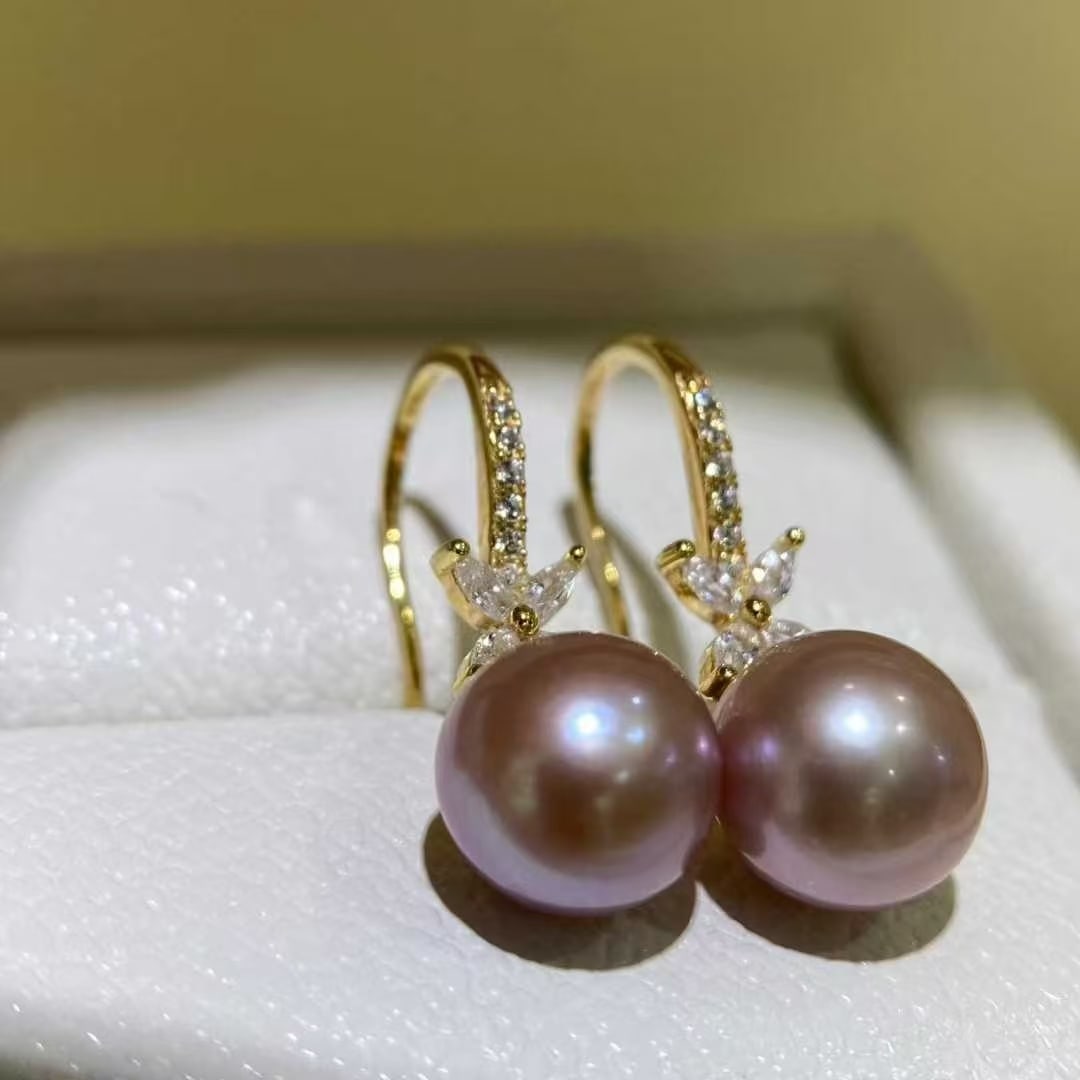 Purple freshwater pearl silver earrings: These purple freshwater pearl earrings, with their unique design and elegant color tone, perfectly showcase the wearer's noble temperament. The subtle texture of the pearls adds a touch of natural cha