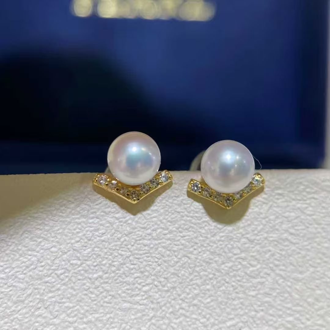 925 sterling silver freshwater pearl earrings: These earrings feature freshwater pearls as the main element, with perfectly round and flawless pearls emitting a unique charm. Whether for daily wear or special occasions, they can add a touch of ele