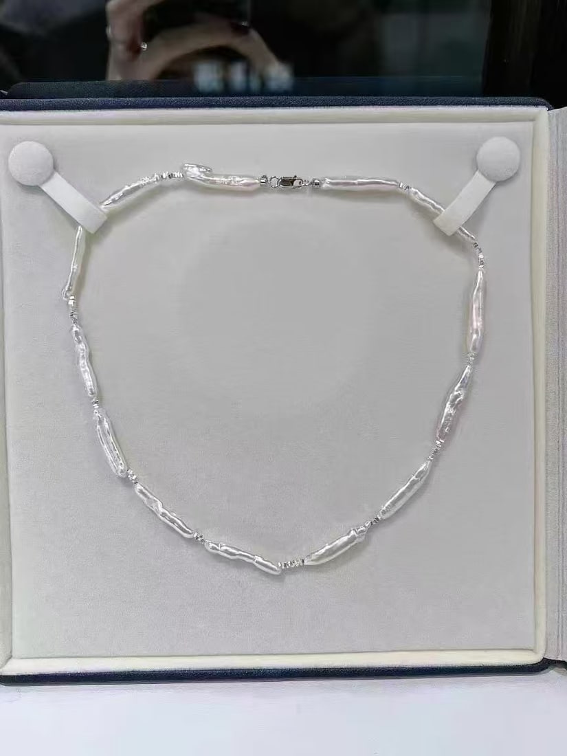 Baroque pearl necklace: This Baroque pearl necklace, with its unique geometric design, showcases a niche and sophisticated beauty, making it the top choice for fashionistas. The iridescent luster of the pearls adds a high-en