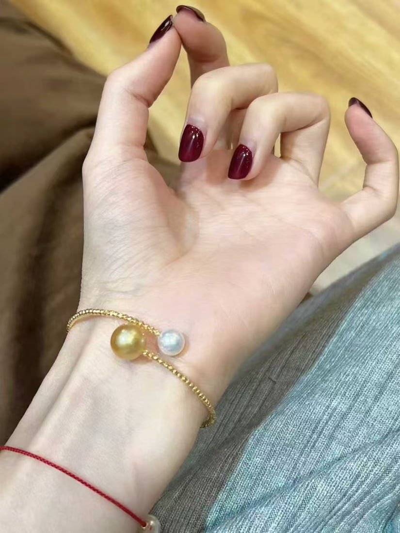 Two-tone pearl bracelet: This pearl bracelet showcases unparalleled elegance and charm with its dual-color pearl design. The 10-11mm golden pearls and 8mm white pearls on the bracelet complement each other perfectly, displayi