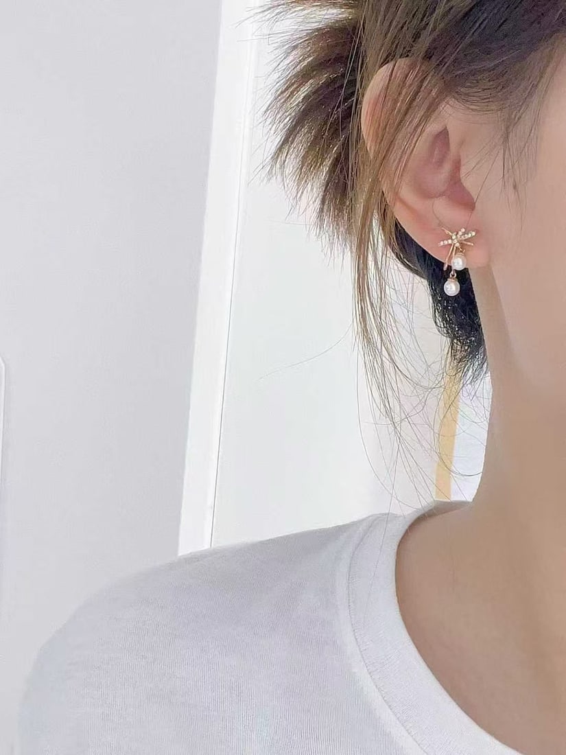 18K Gold Akoya Pearl Bow Stud Earrings: This earring is inspired by the exquisite multi-bead series design, featuring 4mm natural Akoya pearls from the sea, showcasing a high-quality luxurious vibe. The elegant bow shape on the earring adds