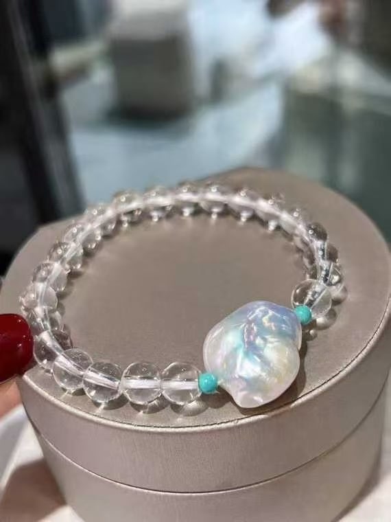 White crystal with pearl and turquoise bracelet: This bracelet combines pearls and turquoise perfectly, emitting an elegant and fresh vibe. The purity of white crystals complements the luster of pearls, creating a soft glow as if flowing on the