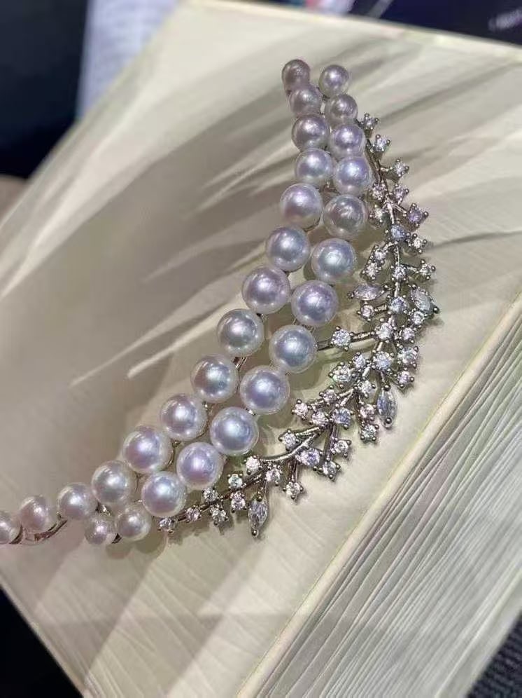Pearl brooch: This exquisite alloy pearl brooch, with its outstanding craftsmanship and design, has become a must-have for every jewelry enthusiast. Set with 3-5mm basic round aurora borealis pearls, it presents a