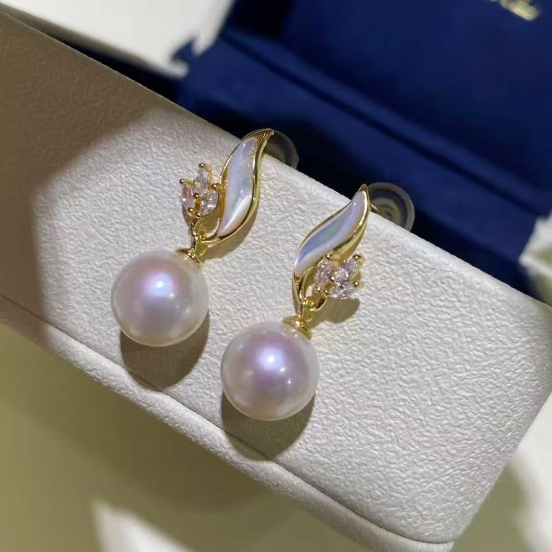 Pearl earrings: This pair of pearl earrings adds a touch of freshness and elegance to your daily outfit with its exquisite design. The earrings feature white, bright, translucent pearls that are round and lustrous, w