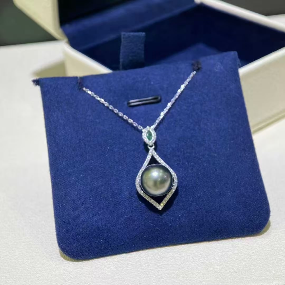 Pearl pendant: This pendant features a natural colored Tahitian black pearl as its core, showcasing an almost perfect aurora surface. The nearly flawless surface emits a charming luster under light, making it irresi