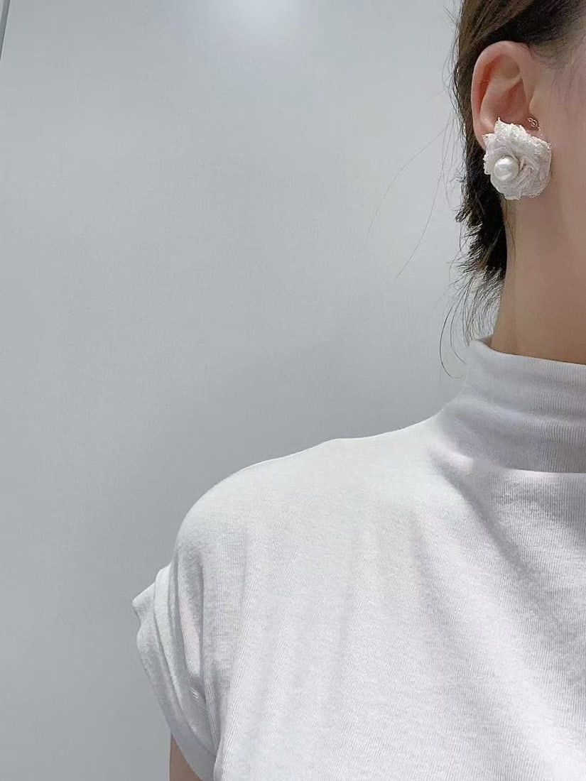 Freshwater pearl earrings: This lace freshwater pearl earring is crafted with exquisite design and pure handcrafting, perfectly showcasing the wearer's elegant temperament. The 9-10mm pearls emit a soft luster, like a gentle