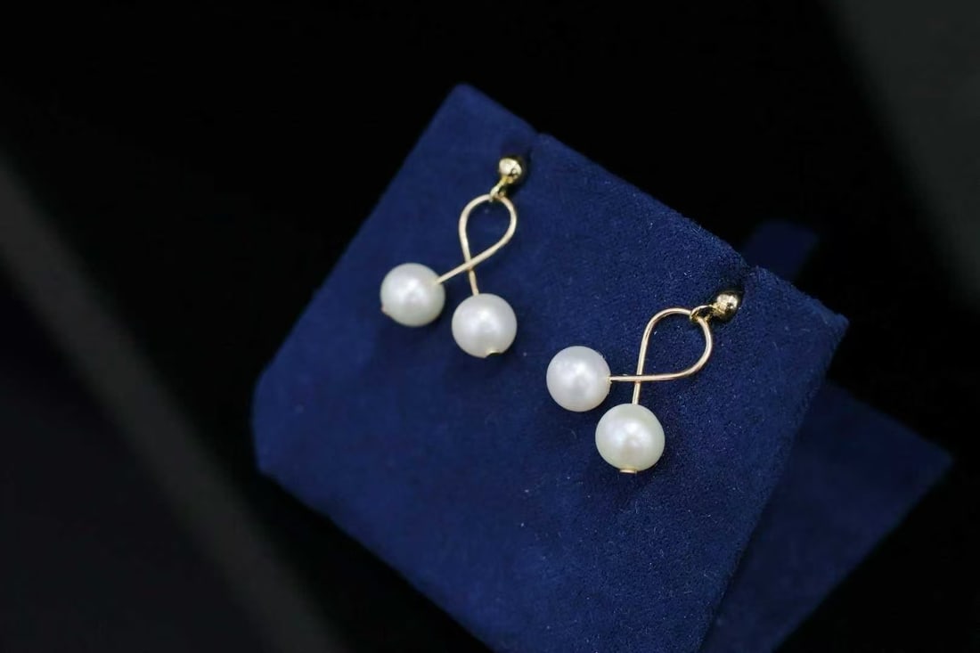 Freshwater pearl earrings: This freshwater pearl earring, with its exquisite craftsmanship of pure hand-made production, perfectly presents the natural luster and elegance of pearls. Each pearl is carefully selected to ensure i