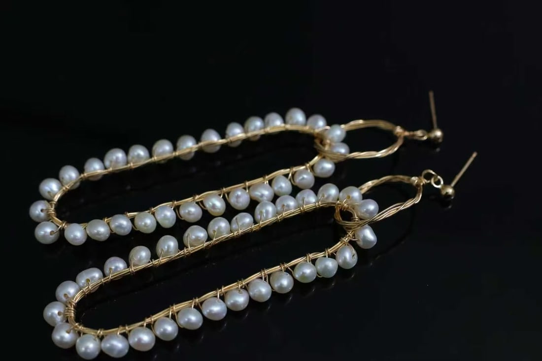 Natural freshwater pearl earrings: This natural freshwater pearl earring showcases the exquisite craftsmanship of handmade production, perfectly displaying the softness and elegance of pearls. Each pearl is carefully selected, emitting