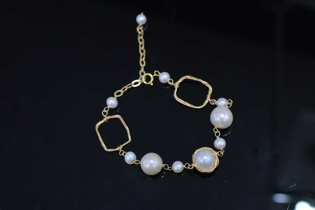 Natural freshwater pearl bracelet: This natural freshwater pearl bracelet showcases unparalleled elegance and delicacy with its handmade craftsmanship. Each pearl is carefully selected, emitting a soft and charming luster, perfectly in