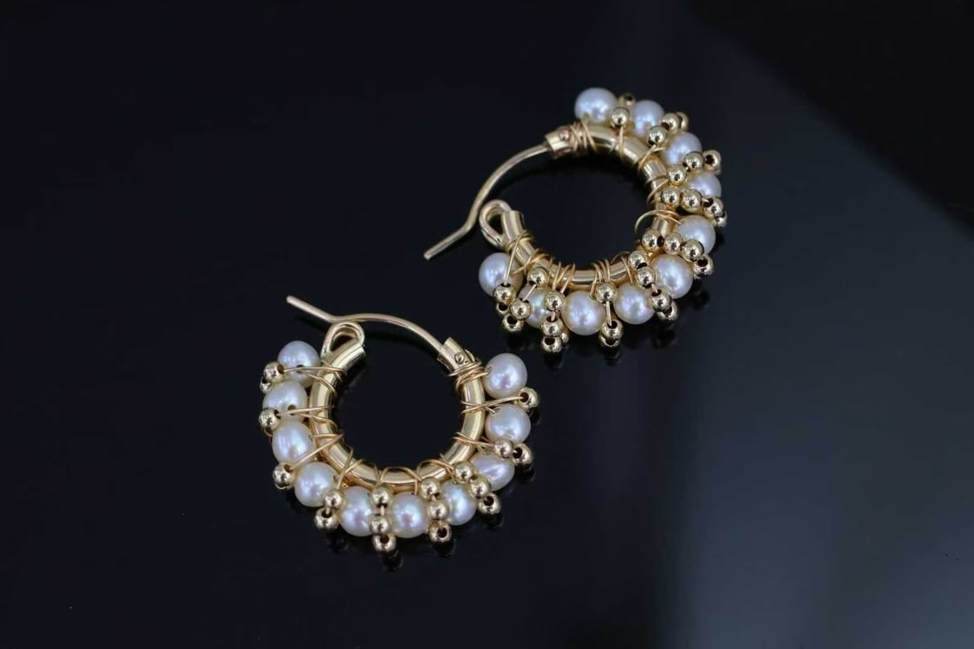 Pearl earrings: These natural freshwater pearl earrings showcase the wearer's elegant temperament perfectly with their classic and atmospheric design. The natural luster of the pearls complements the simple lines of