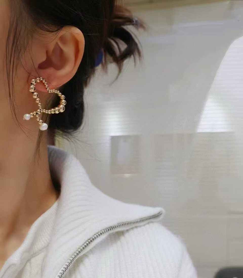 Natural freshwater pearl earrings: These natural freshwater pearl earrings, with their classic and elegant design, perfectly embody timeless elegance. The earrings feature delicate hoop design, showcasing a perfect blend of simplicity