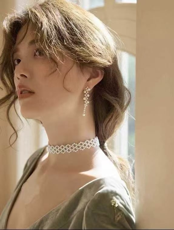 18K Gold Pearl Earrings: These pearl earrings are intricately woven with exquisite craftsmanship, with each pearl carefully selected to showcase a fascinating aurora-like luster. The earrings perfectly blend French casual