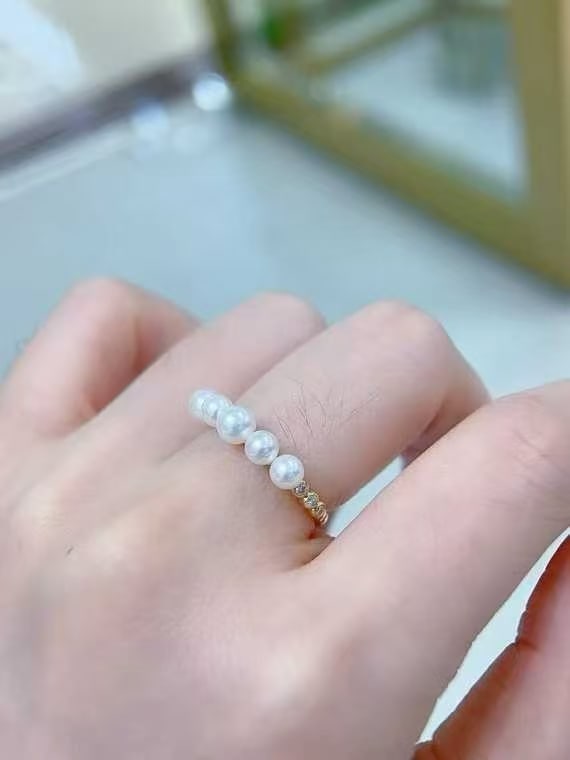 18K Gold Pearl Ring: This ring is meticulously crafted from 18K gold, paired with 3-4mm aurora freshwater pearls, showcasing an elegant and charming vibe. The perfectly round shape of the pearls complements their flawless