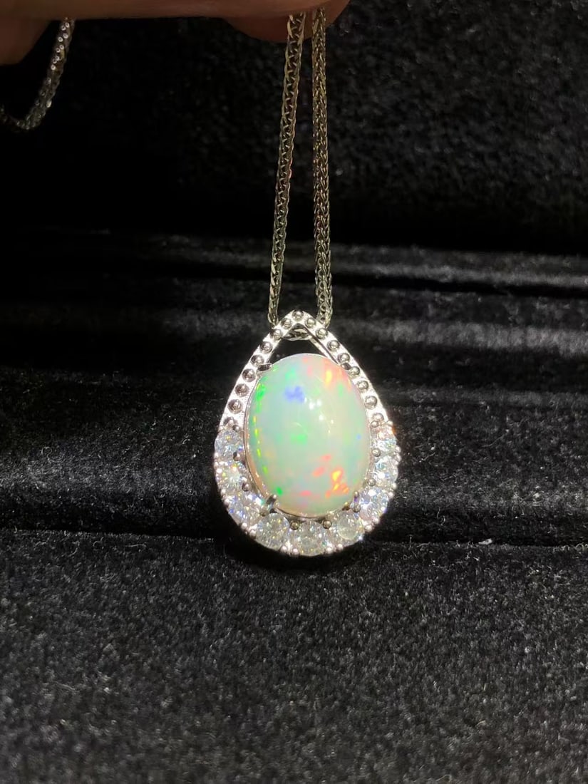 S925 pure silver opal pendant: This Opal pendant attracts attention with its natural iridescent luster, perfectly presenting a charming beauty. Each Opal is carefully selected, displaying unique color variations, as if capturing