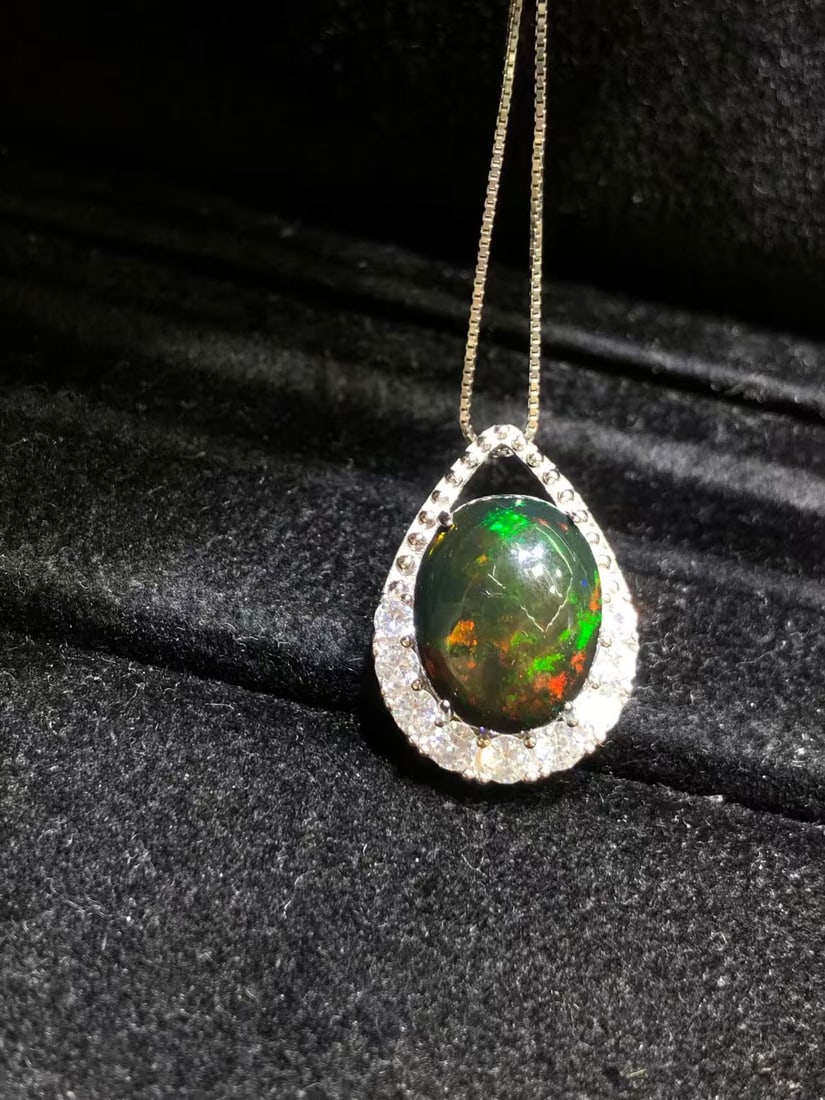 S925 pure silver black obsidian pendant: This black opal pendant showcases its natural iridescent glow, perfectly highlighting the wearer's unique charm. The meticulously crafted design adds a touch of luxury to this pendant, making it a ver