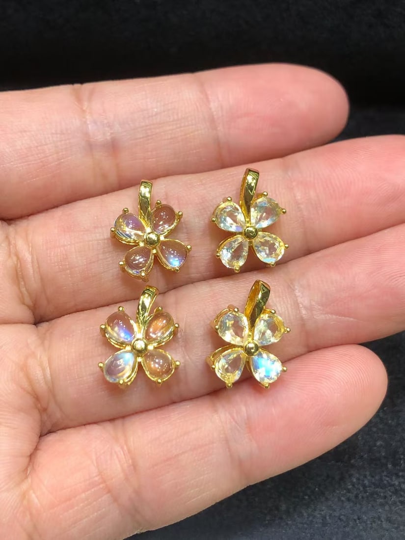 Moonstone pendant: This moonstone pendant perfectly showcases the mysterious charm of natural gemstones, captivating at first sight. The moonstone, with its gentle luster and dreamy colors, adds a touch of agility and