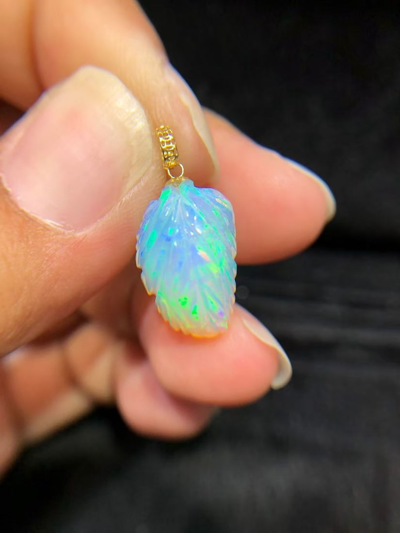 18K gold Opal pendant: This 18K gold Opal pendant showcases its unique hand-carved leaf design, perfectly capturing the agility and elegance of nature. The captivating brilliance of Opal seems to encapsulate the sun, moon,