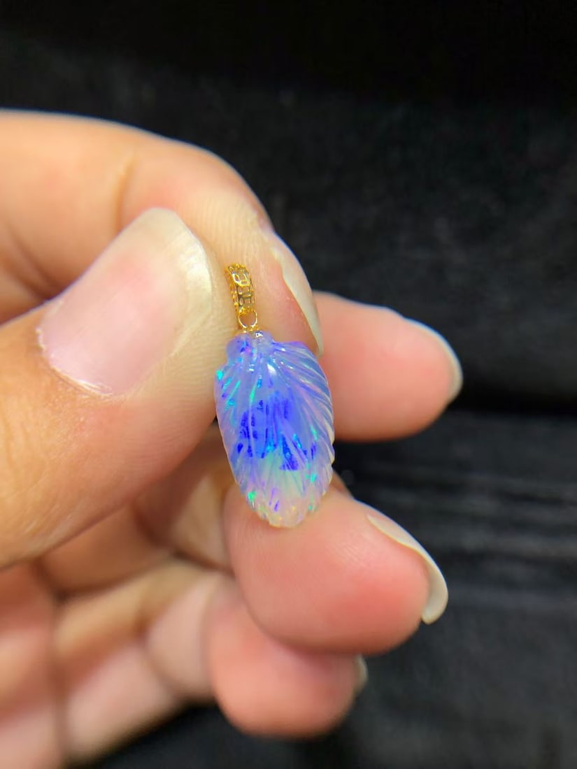 18K gold pendant: This pendant is based on 18K gold, ingeniously inlaid with dazzling opal, showcasing a natural luster and charming color. The hand-carved leaf design not only adds a unique artistic sense but also
