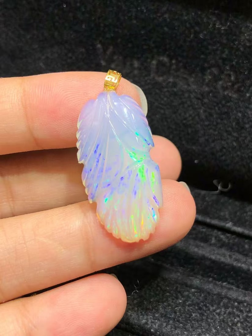 18K gold opal pendant: This 18K gold opal pendant showcases a unique artistic charm with its exquisite hand-carved leaf design. The large opal main stone, like a natural treasure, sparkles with a captivating brilliance,