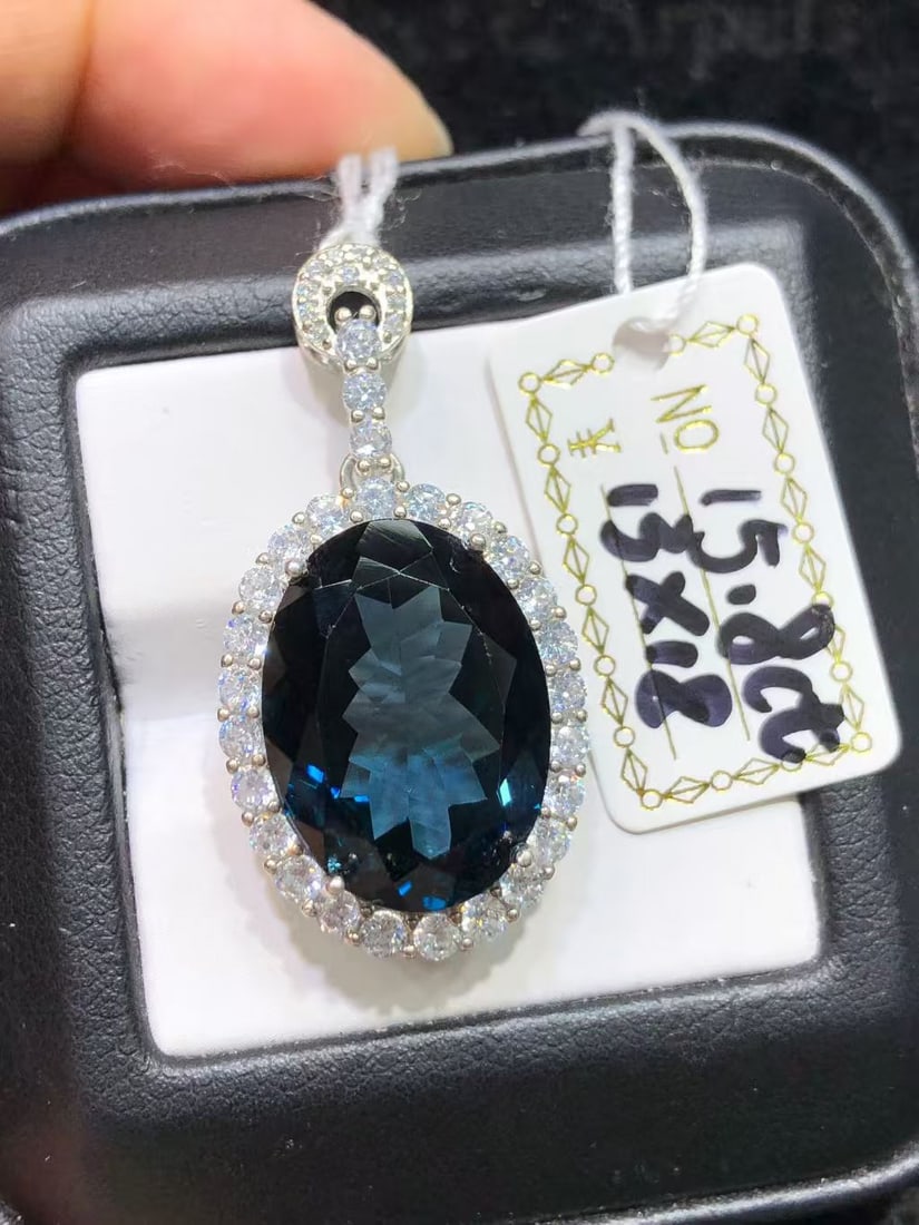 Blue Topaz Pendant: This blue topaz pendant perfectly showcases the wearer's elegance and charm with its rich blue hue and exquisite design. The deep color of the topaz is as enchanting as the night sky, captivating