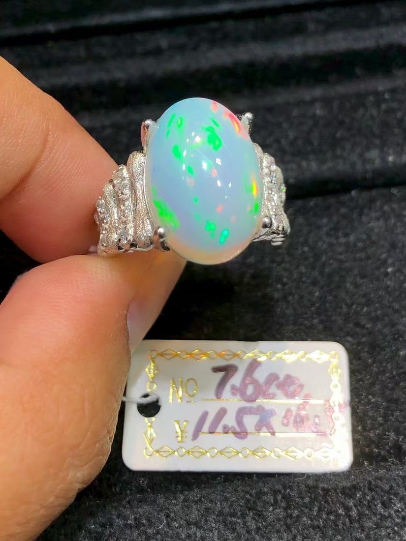 925 sterling silver opal ring: This natural iridescent opal ring adds unparalleled elegance to the wearer with its captivating colors and exquisite design. Each opal emits a unique radiance, resembling a rainbow dancing on your fin