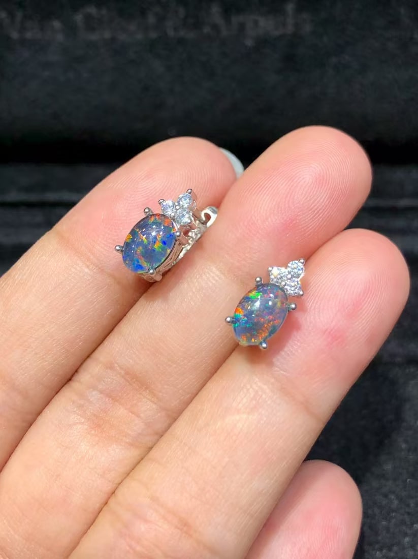 S925 silver European buckle earrings: These earrings are meticulously inlaid with natural premium opals on S925 silver, with each opal carefully selected to showcase its unique beauty from different angles. Resembling a dazzling starry