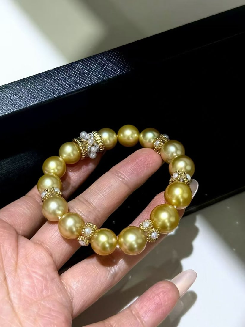 18K gold natural golden pearl bracelet: This natural golden pearl bracelet is captivating at first sight, emitting a rich golden glow. It is adorned with alternating Akoya pearls, creating a radiant aurora-like effect that highlights the we