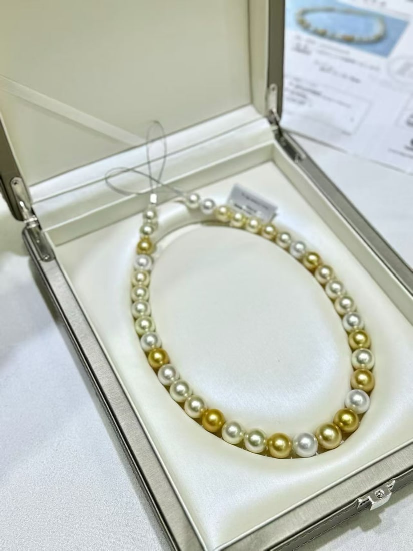 Platinum natural pearl mixed color necklace: This platinum natural Australian South Sea pearl mixed color necklace showcases a bright and noble temperament with its perfectly round strong luster. The design with gold beads adds a unique charm to