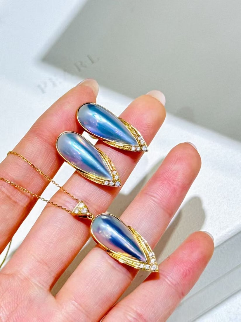 18K Gold Ma Bei Pearl Set: This set features the dazzling mermaid princess pearl with extremely strong light, showcasing a beautiful visual enjoyment. The design of the earrings and pendant perfectly combines to emit a noble