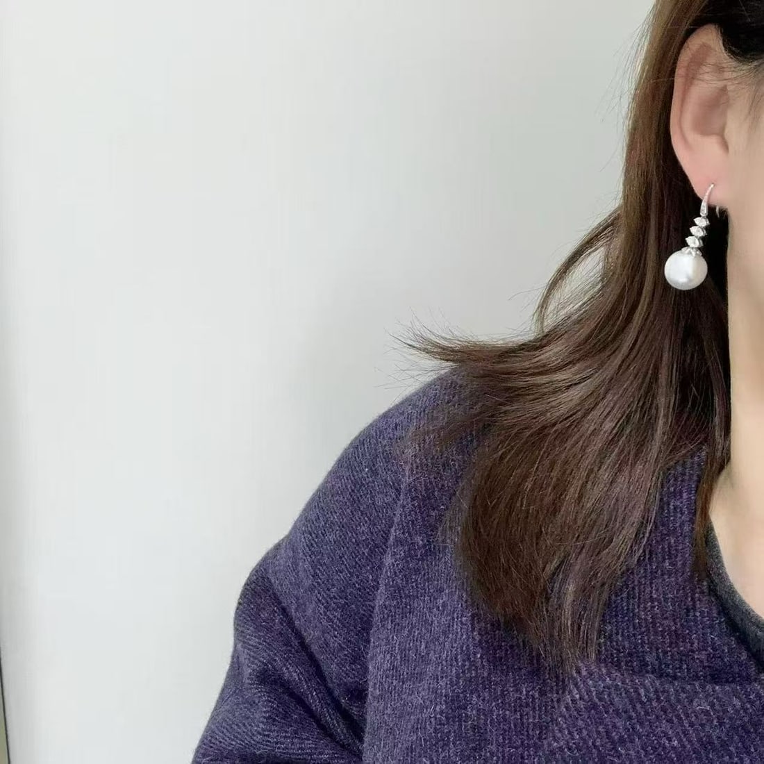 18K gold multi-diamond long pearl earrings: These earrings are based on 18K gold and set with 14-15mm extremely strong blue-green silk luster pearls. Their nearly flawless quality makes them stand out among many accessories. They can instantly