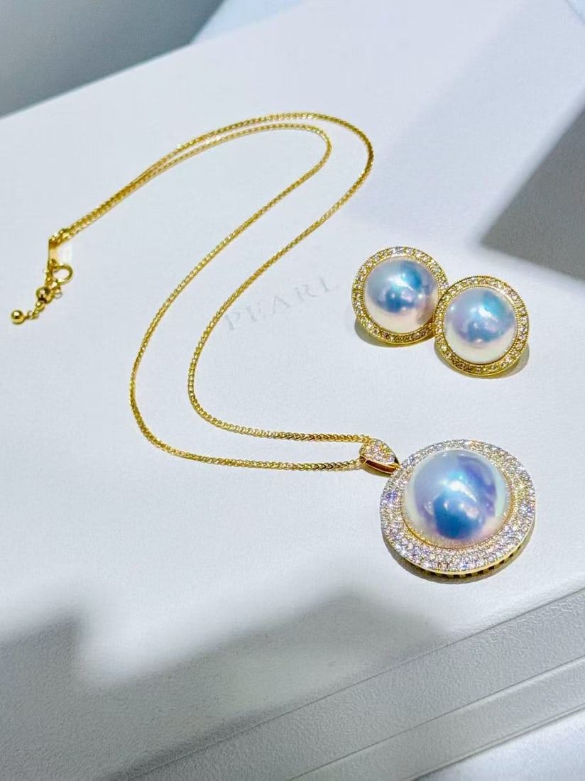 18K white gold diamond set: This White Horse Mabe Pearl set is meticulously crafted in 18K gold, with large diameter Mabe pearls in an aurora white hue, giving it an unparalleled presence and perfectly elevating everyday