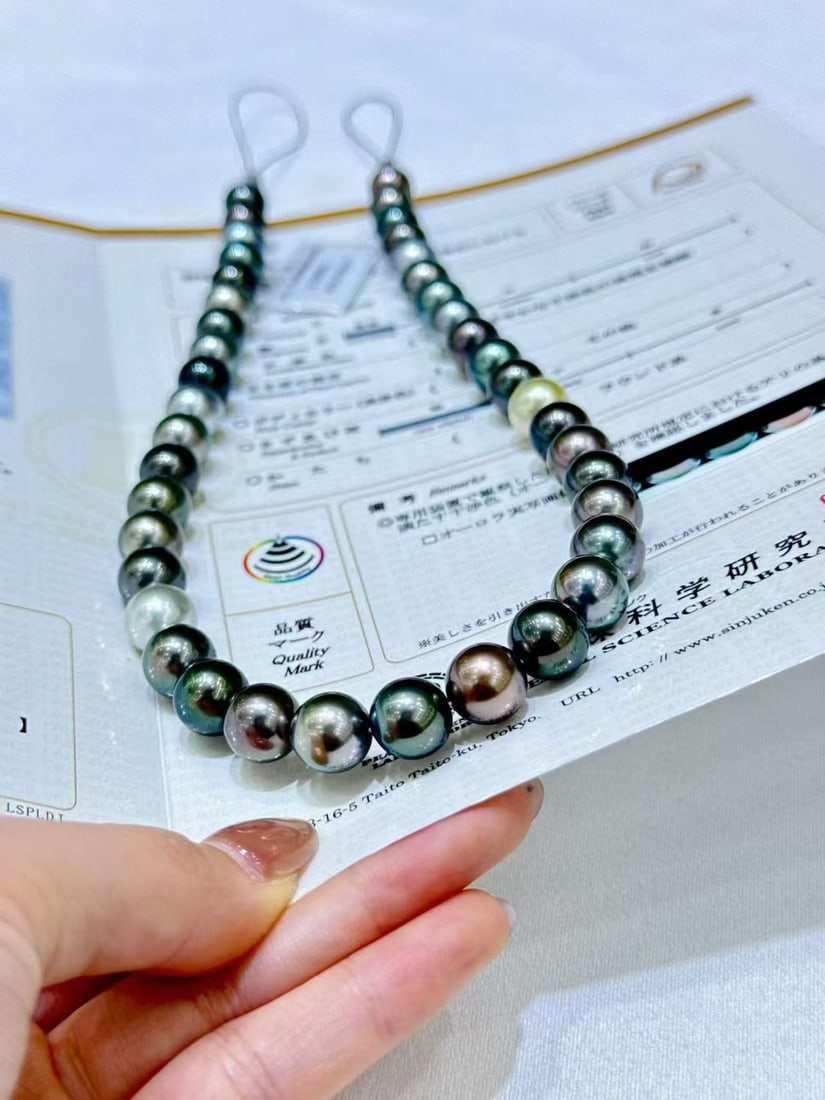 Tahitian Pearl Necklace: This necklace features natural Tahitian pearls, showcasing the ultimate beauty of a colorful ceiling. The perfectly round shape of the pearls complements their strong luster, with almost flawless surf