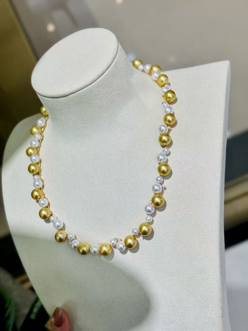 18K Gold Akoya Pearl Diamond Necklace: This necklace is based on 18K gold, combining Akoya pearls and diamonds in an exquisite design, showcasing an ultimate elegance and luxury. The perfectly round shape of natural pearls paired with a st