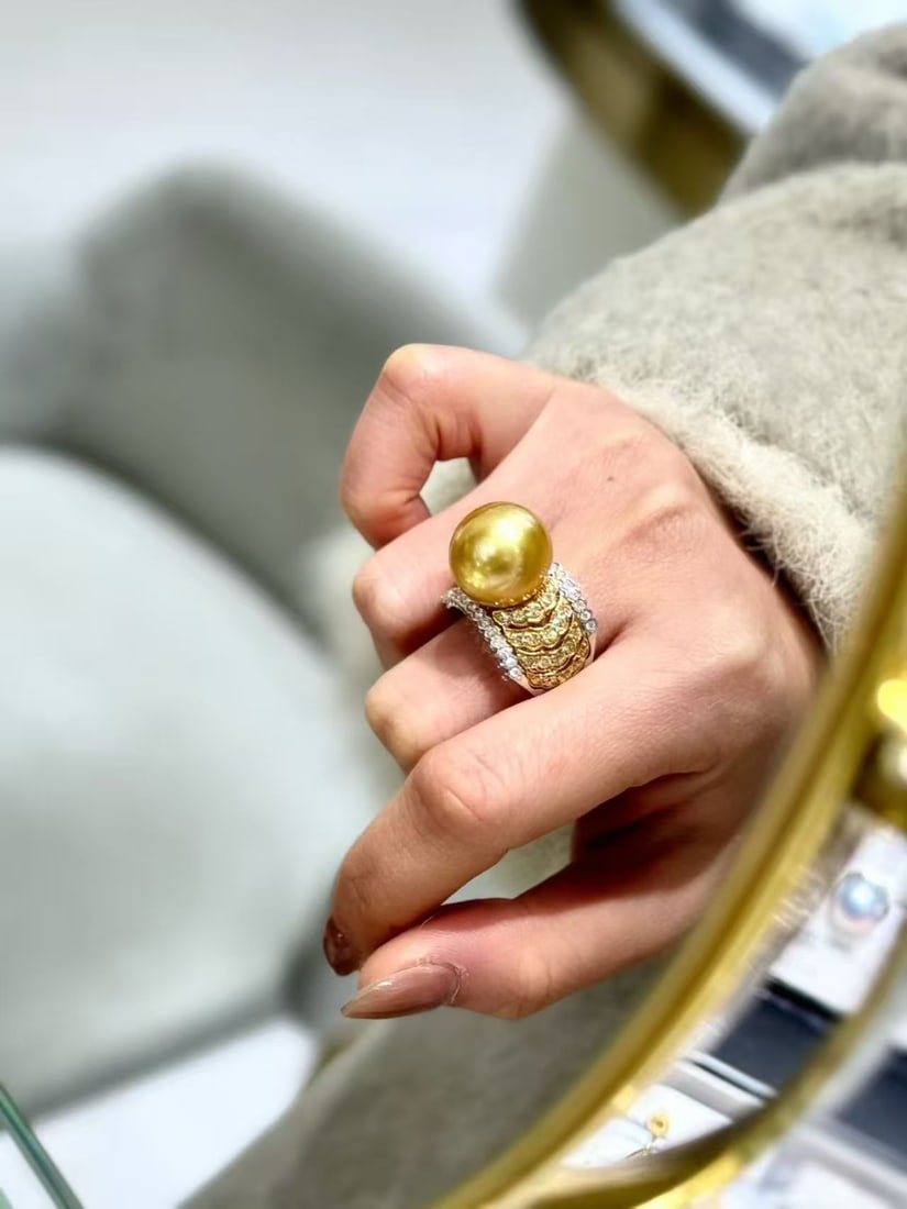18K gold diamond pearl ring: This ring exudes a luxurious sense of courtly vintage, perfectly blending gentleness and strength. The 14-15mm perfectly round pearls with extremely strong luster are flawless, resembling the gentlene