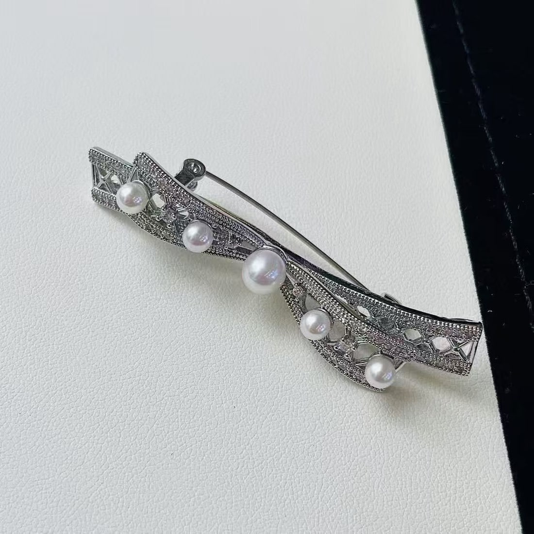 Pearl brooch: This brooch features a delicate butterfly bow design, set with natural freshwater round pearls. The extremely bright high-quality pearls add nobility and elegance to the overall look. Whether paired w