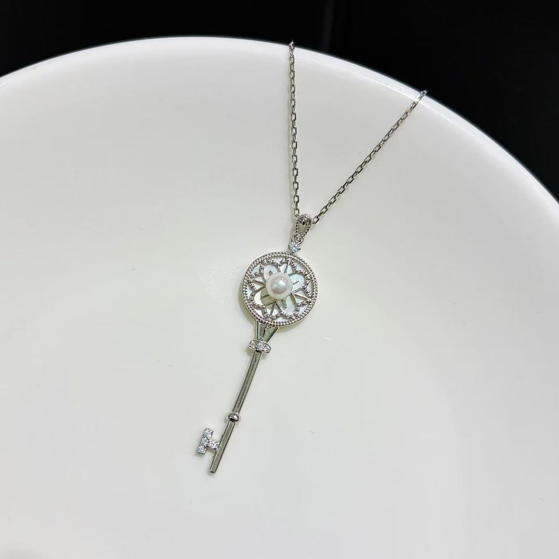 925 Sterling Silver Key Pearl Pendant: This pearl pendant showcases unparalleled charm with its elegant design and exquisite craftsmanship. The set Akoya pearl, with its strong luster and perfect round shape, seems to embody the essence of