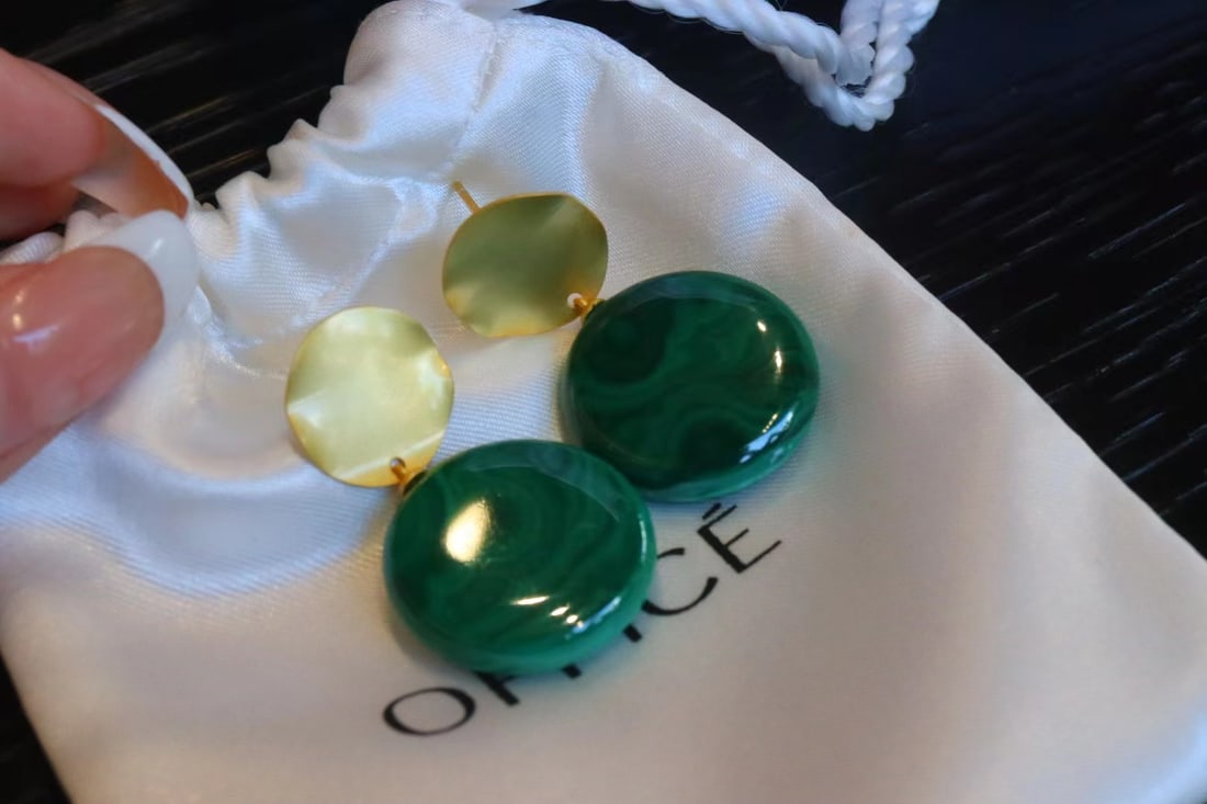 Peacock stone earrings: These earrings feature natural peacock stone as the main stone, showcasing a unique charm and elegance. The deep color of the peacock stone resembles a mysterious forest, giving the wearer a natural a