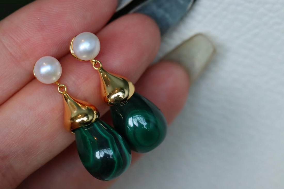 Pearl and peacock stone necklace: This necklace features a perfect combination of natural pearls and natural peacock stones, showcasing a simple yet versatile design style. Whether for daily wear or special occasions, this classic des