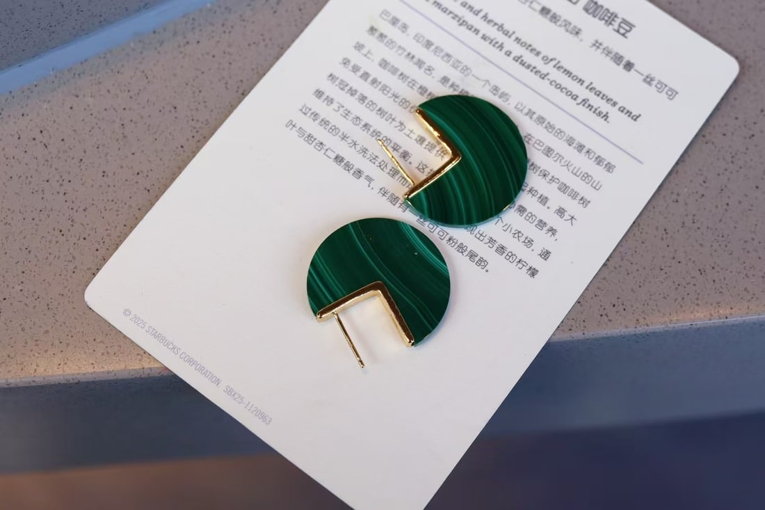 925 Sterling Silver Gold-Plated Malachite Earrings: These malachite earrings, with their simple yet stylish design, exude a unique international charm. The carefully selected high-quality malachite, with its beautifully crafted patterns, adds a touch o
