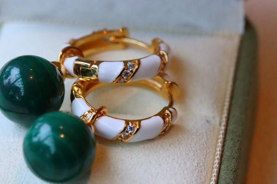 Sterling silver gold-plated malachite ear cuffs: This peacock stone earring adds a touch of nobility to your daily outfit with its unique natural texture and charming colors. Fashionably designed, it utilizes a color retention process to ensure long